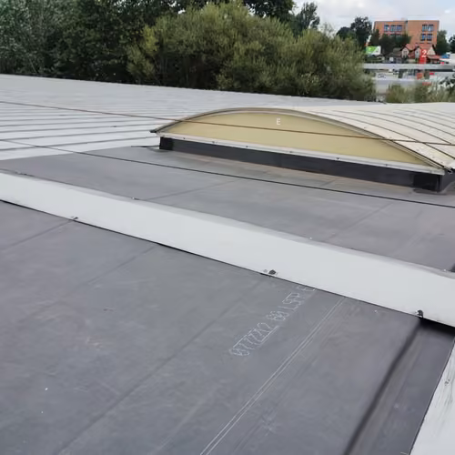 Naprawa połaci dachowej i pasm świetlnych – Kraków, ul. Zawiła – zdjęcie 1 z 3