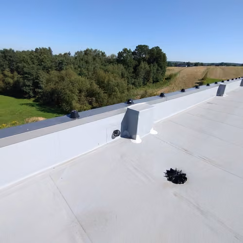 Obudowa z płyt warstwowych z dachem płaskim z folii PCV – Polanka – zdjęcie 14 z 15