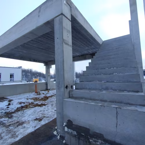 Montaż konstrukcji żelbetowej prefabrykowanej – stacja serwisowa pojazdów, Dąbrowa Górnicza – zdjęcie 1 z 6